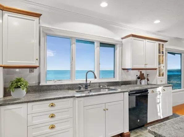 38 Oak Bluff Cir, Plymouth, MA 02360