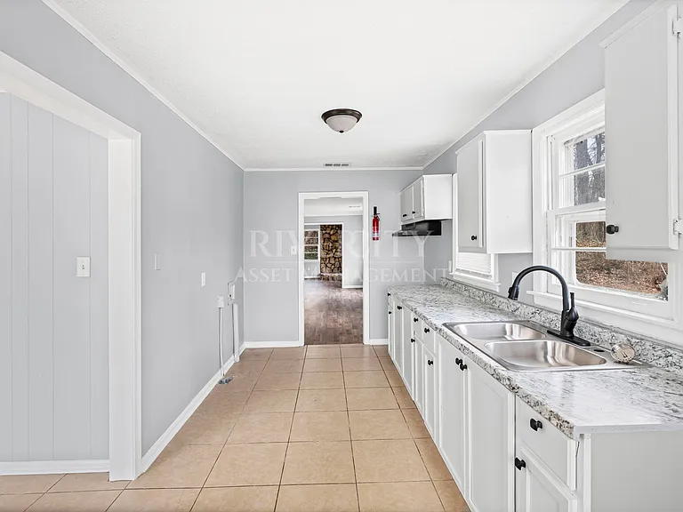 2185 Slocum Ave — Photo 9