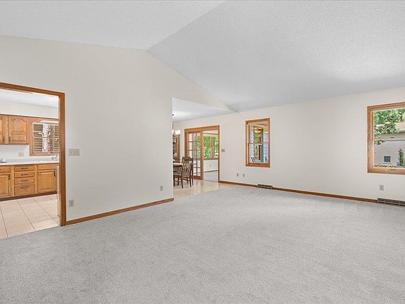 3rd image of 908 Bluebird Ct N