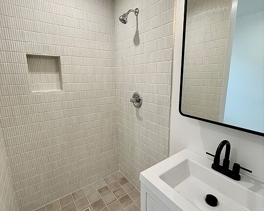3rd image of 1021 Venice Blvd APT 4