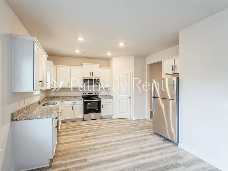 628 Mackenzie Cv — Photo 4