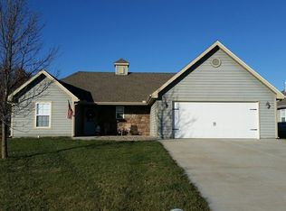 2235 E Willow Pointe Cir, Tonganoxie, KS 66086