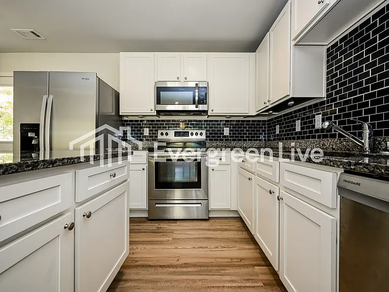 621 Stevens Pl — Photo 3