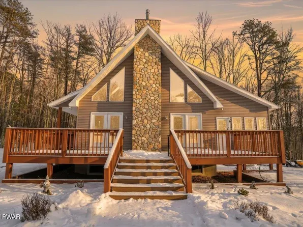 121 Karl Hope Blvd, Lackawaxen, PA 18435
