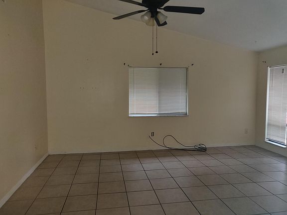 5th image of 943 Robinhood Ct