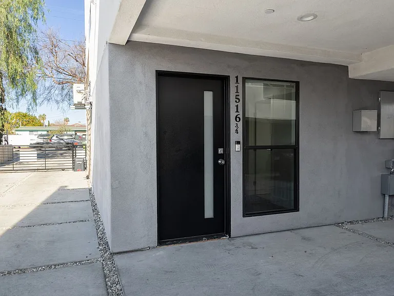 11516 Victory Blvd — Photo 43
