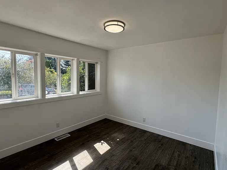 604 Camas Ave NE — Photo 6