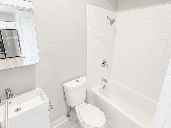 5th image of 1703 Broadway Ave #203