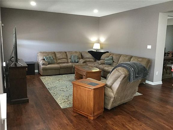 3rd image of 1027 Oakbrooke Dr