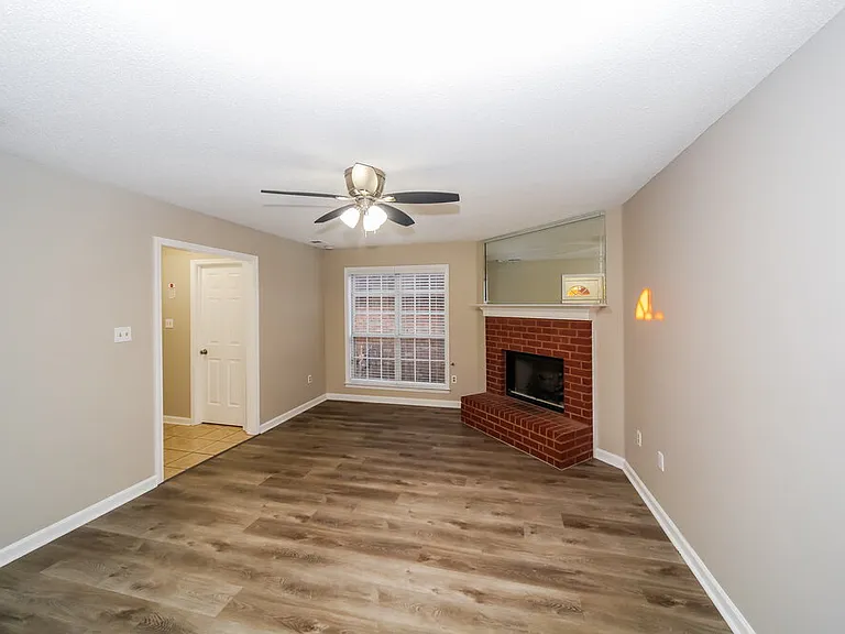 7621 Davis Pkwy — Photo 4