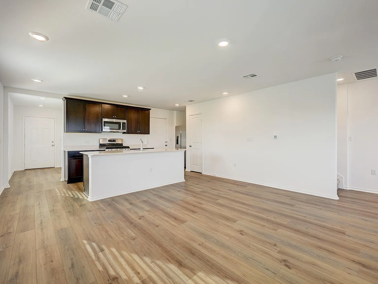 3 bed, 2.5 bath, 1467 sqft, $1,725 — Photo 3