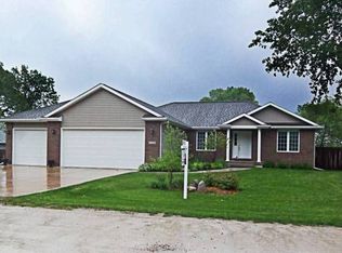 2714 Dartmoor Dr, Ames, IA 50014