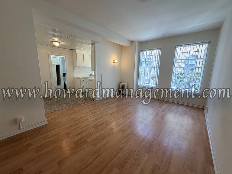 Wilshire Mediterranean Apartments — Photo 9