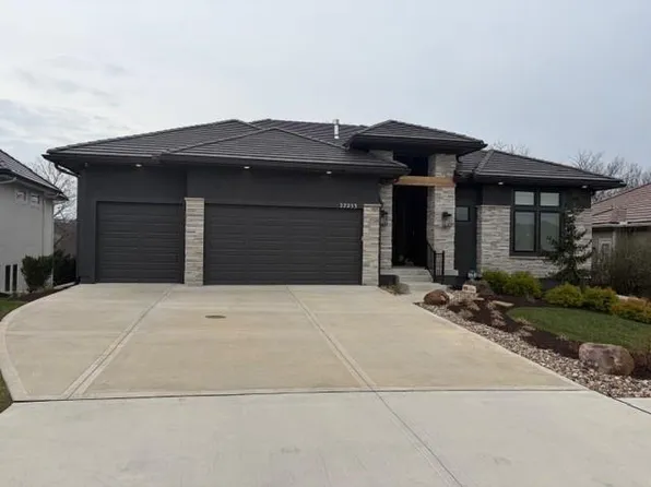 27253 W 100th Ter, Olathe, KS 66061