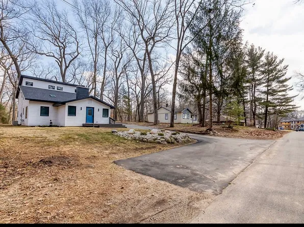 6625 E Eagle Lake Dr, Kalamazoo, MI 49009
