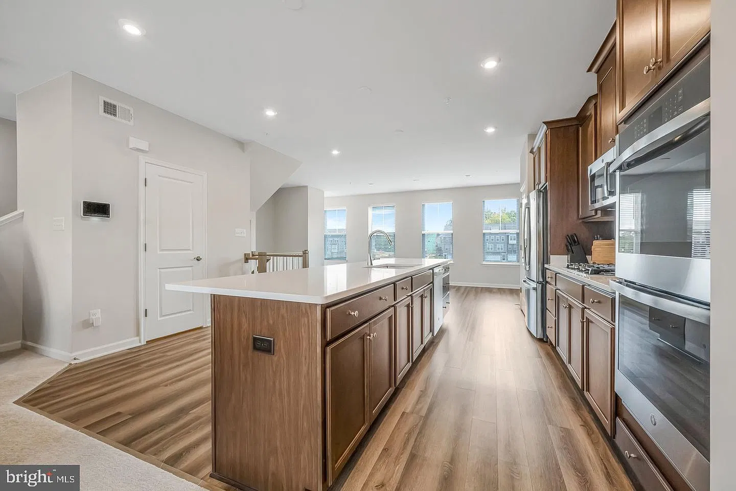 3 bed, 3.5 bath, 2460 sqft, $3,500 — Photo 3