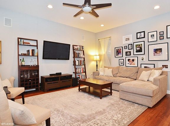 2nd image of 1440 N Wood St APT 1R