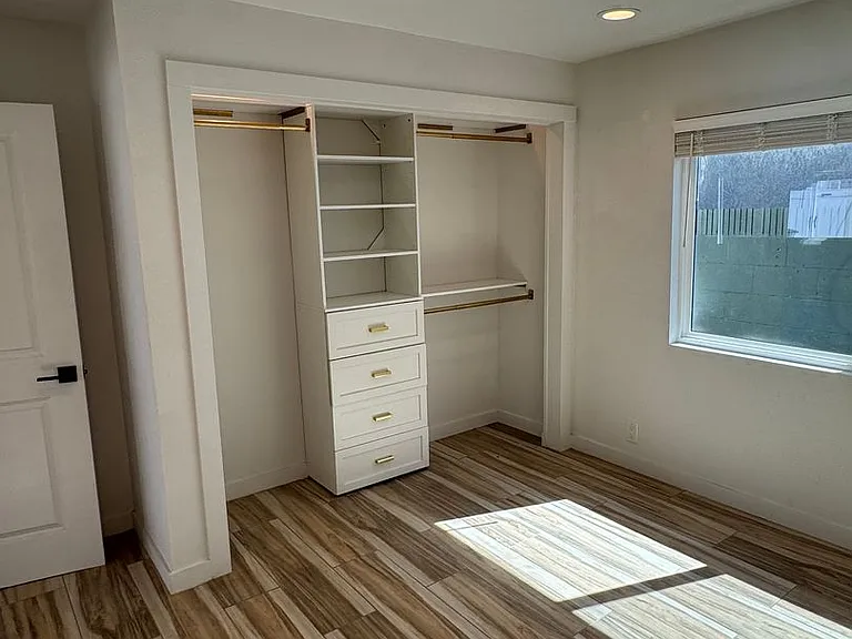 !! Move-In Special !! Cozy Carson Back House With Skylights & Washer/Dryer — Photo 16