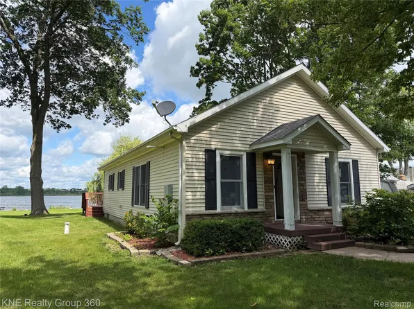 1525 Shoreline Dr, Hartland, MI 48353