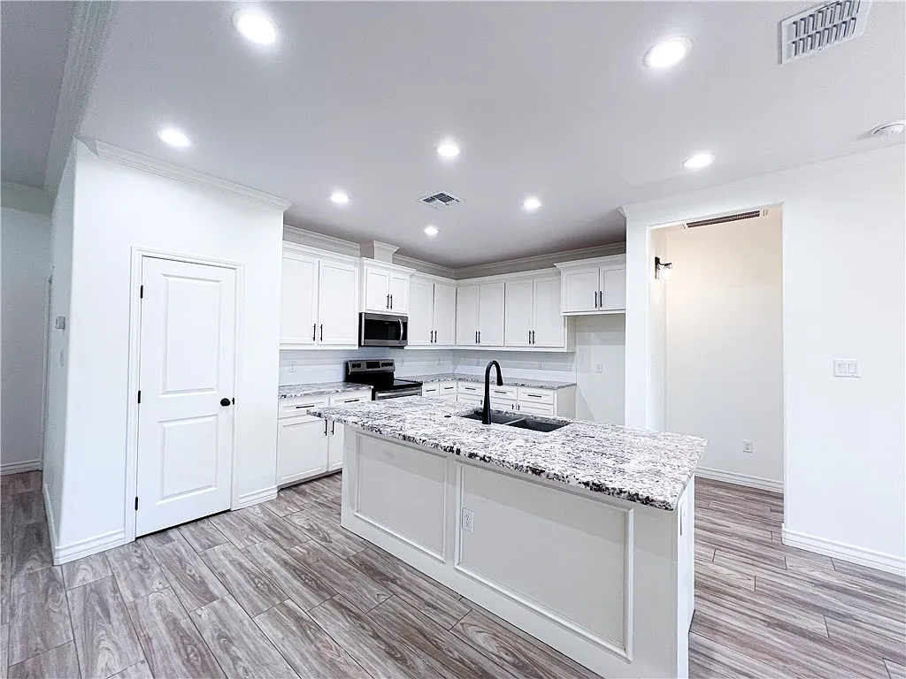 4 bed, 3.0 bath, 2333 sqft, $2,500 — Photo 4