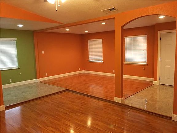 5th image of 829 Brookshire Cir