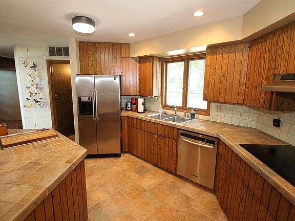 4th image of 21202 6th Ln