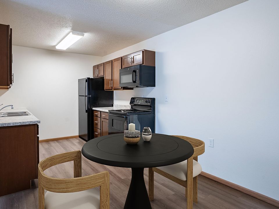 Moorhead, MN Woodstone Apartments | 31A | Dining