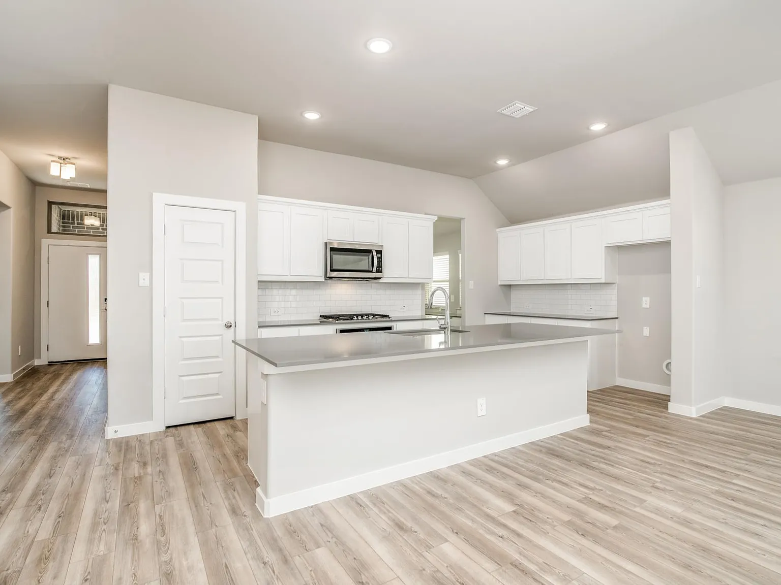 3 bed, 1881 sqft, $2,495 — Photo 4