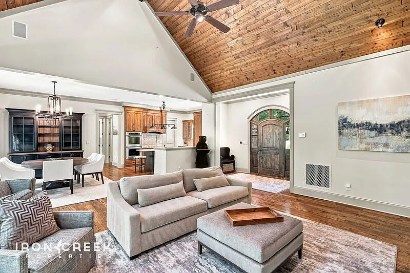 4 bed, 4.0 bath, 4610 sqft, $6,950 — Photo 3