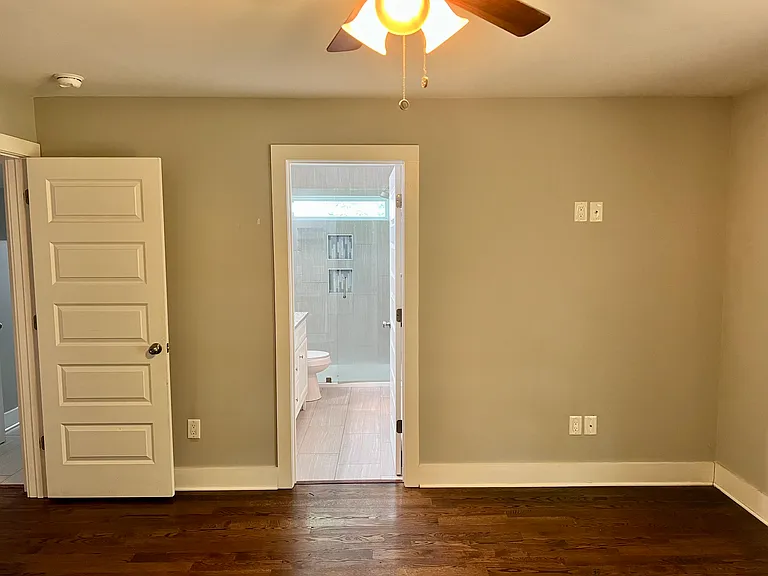 Master Bedroom with en suite bathroom