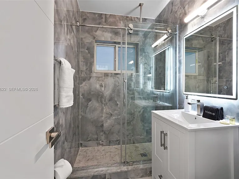 1021 NE 3rd Ave — Photo 21