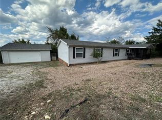 3 Suntop Ln, Holiday Island, AR 72631