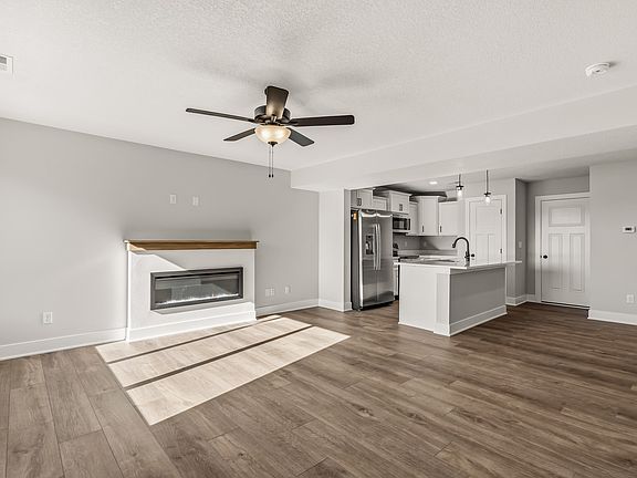 3rd image of 606 NE Winding Trail Ln