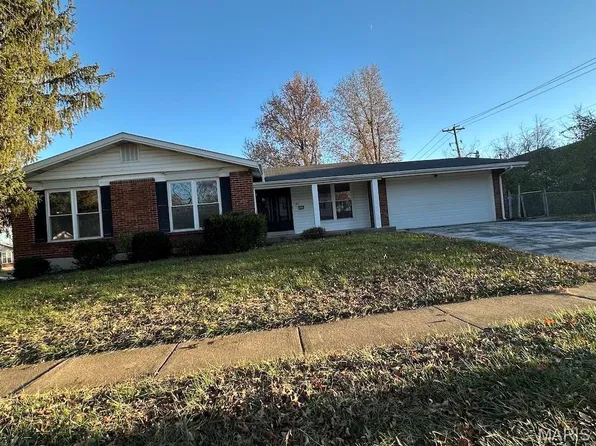 5220 Delcastle Dr, Florissant, MO 63034