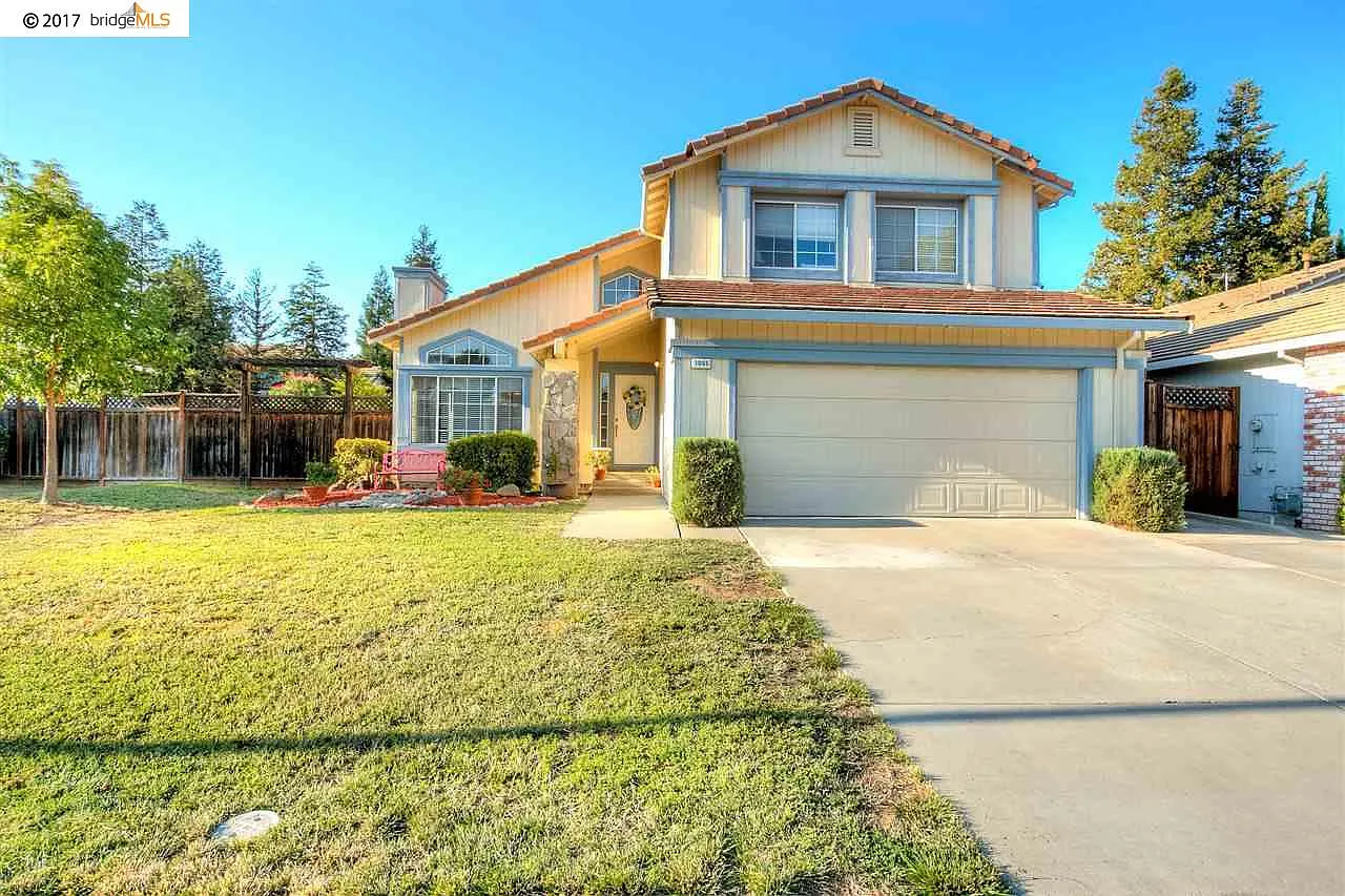 1055 Amanda Cir photo 1