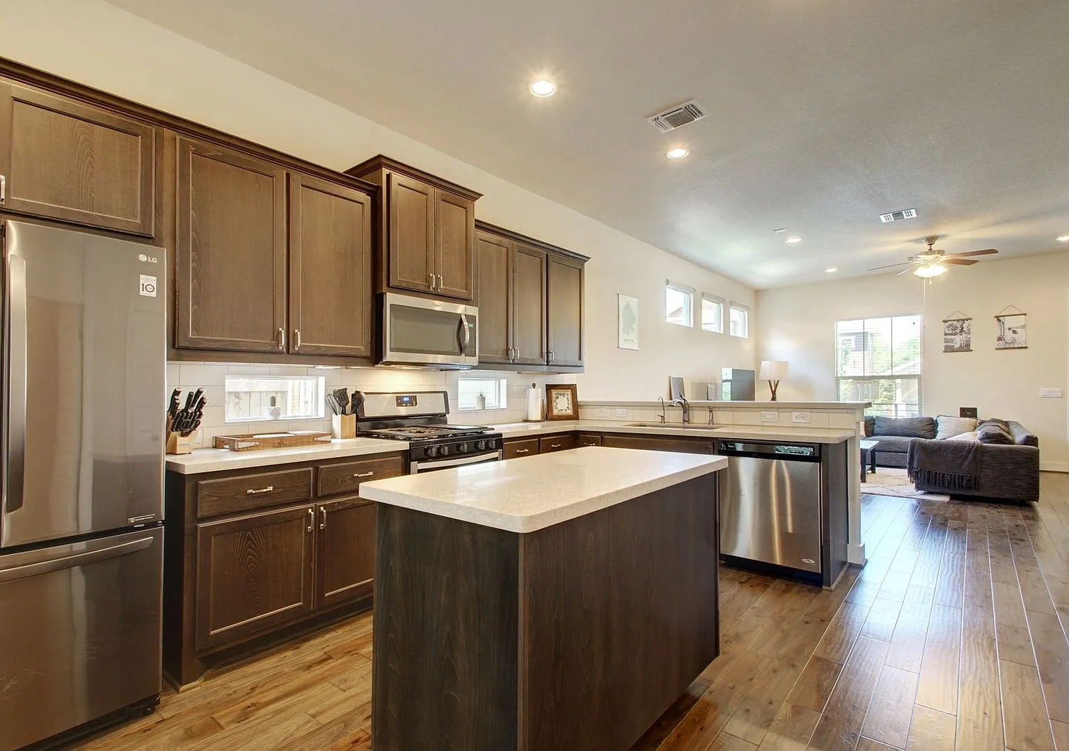 Beautiful 4 bedroom/2.5 bath, available early August! — Photo 4
