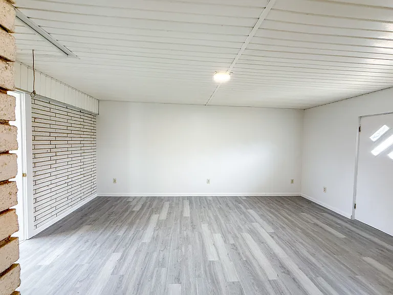927 E Jefferson St — Photo 24