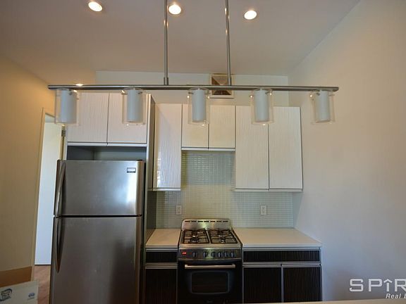 4th image of 544 Throop Ave #4