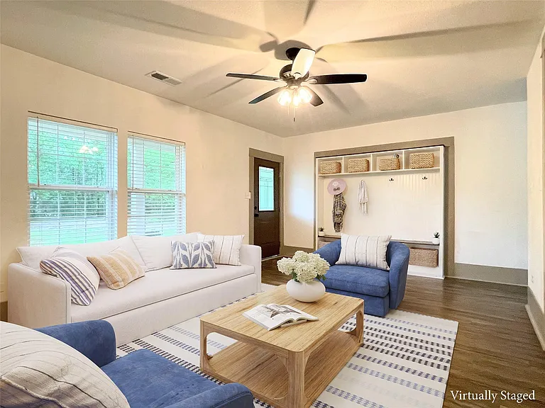 210 W Crescent Dr — Photo 2