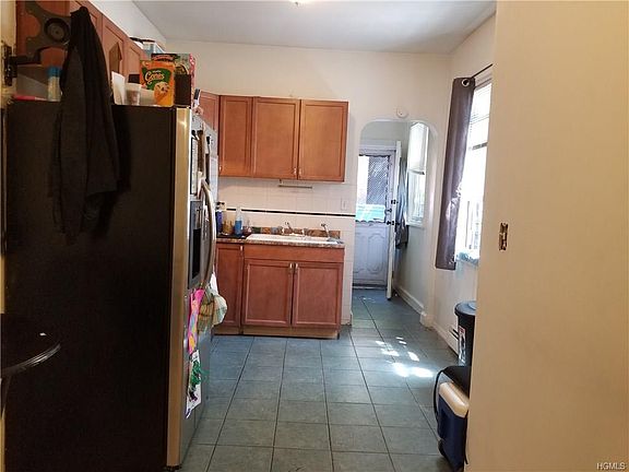 4th image of 3082 Villa Ave
