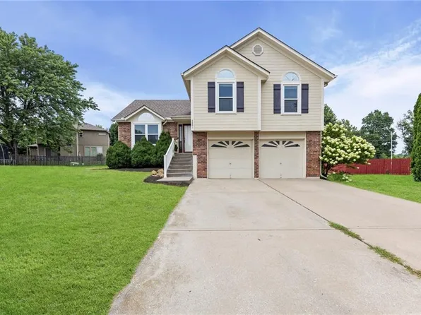4401 SW Hillside Dr, Lees Summit, MO 64082