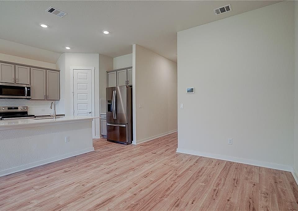 1st image of 104 Spanish Oak Dr
