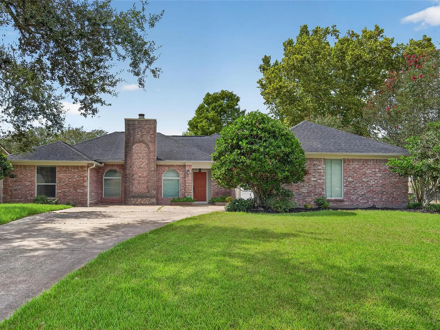 3 bed, 2.0 bath, 1951 sqft, $2,395 — Photo 3