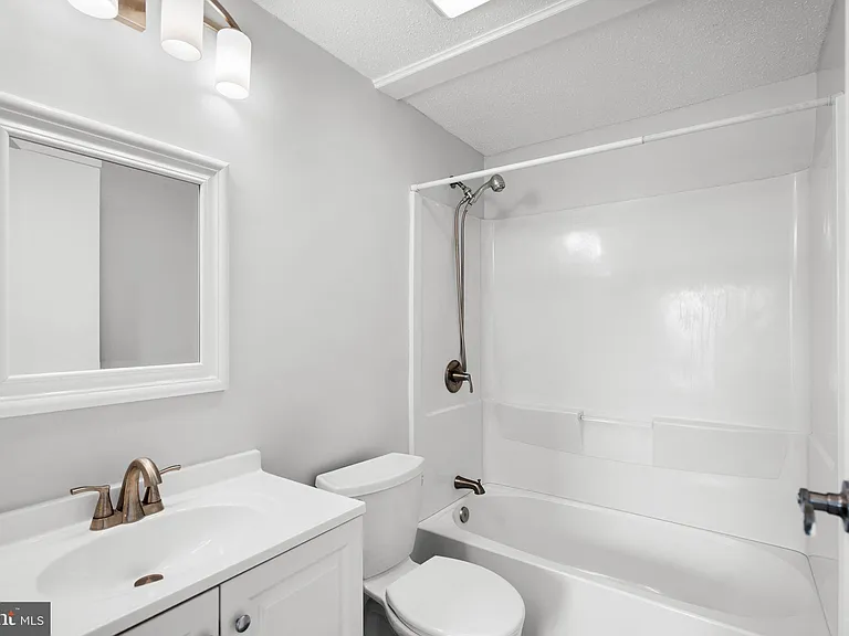 1326 N Stockton St — Photo 17