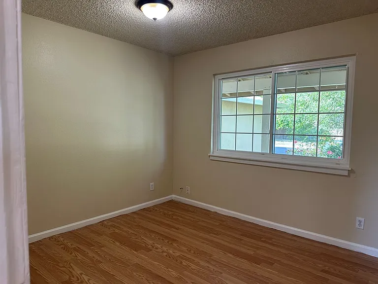 4690 Brookfield Dr — Photo 10