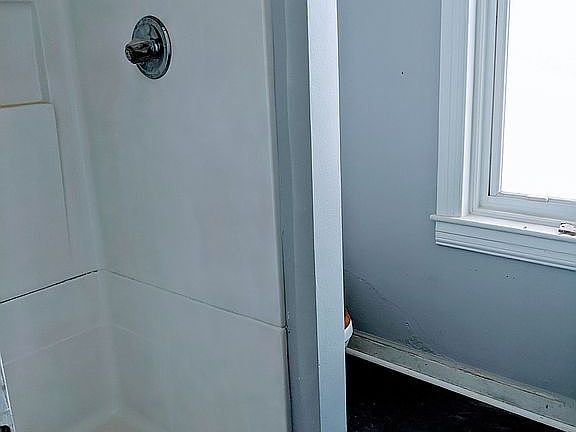 1st Flr Full Bathroom