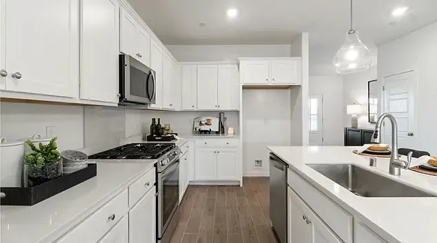 1062 W Compass Dr — Photo 3