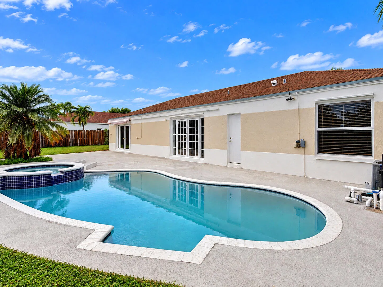 3 bed, 2.0 bath, 1423 sqft, $3,195 — Photo 4