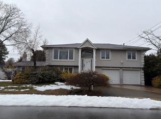 39 Richard Ct, Plainview, NY 11803