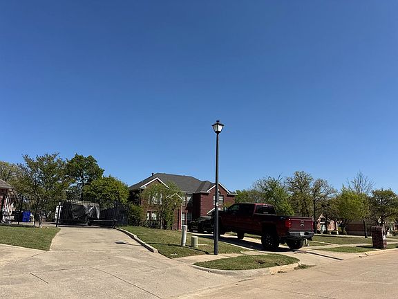 3rd image of 906 Shady Bend Dr